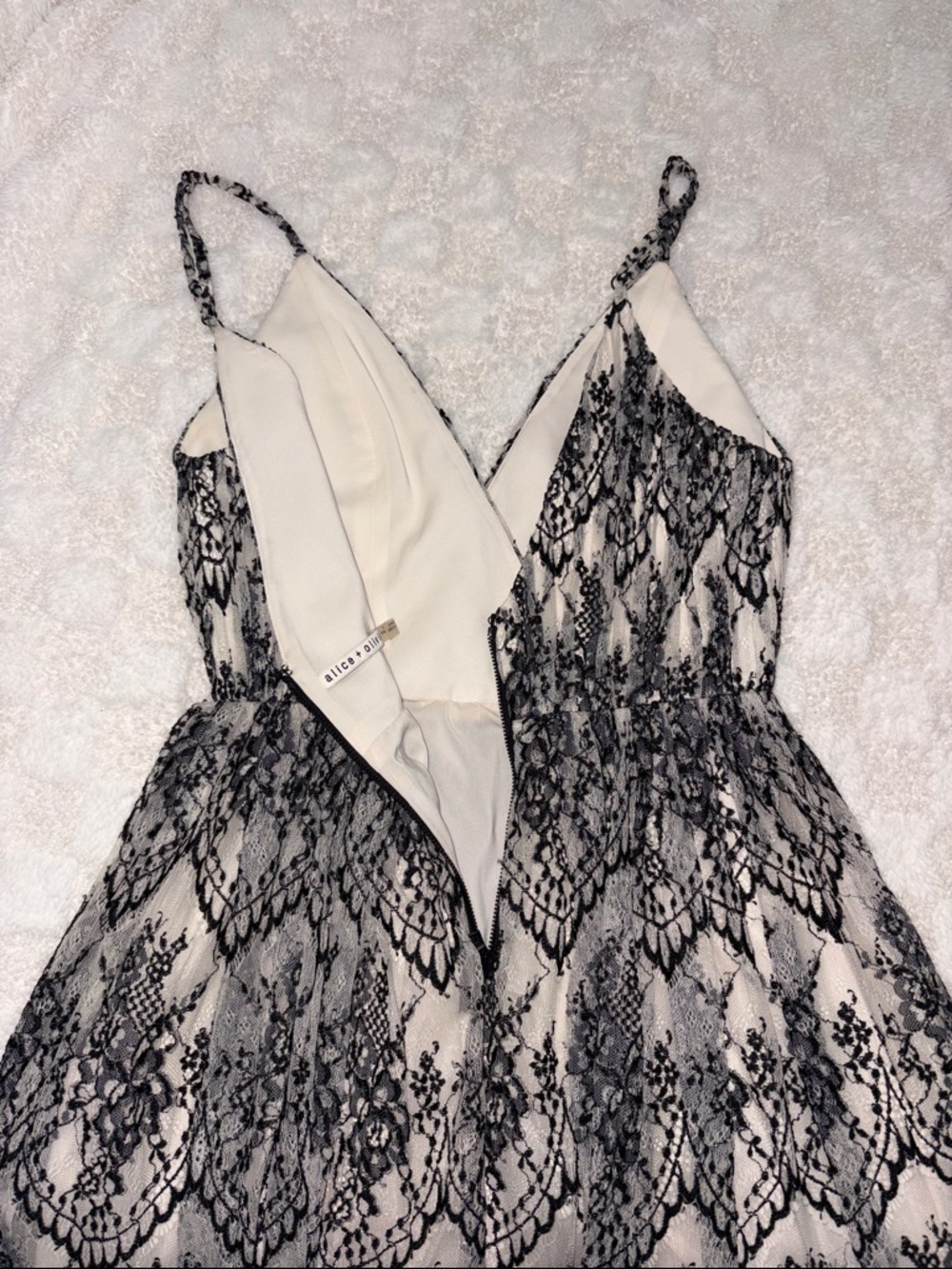 Alice + Olivia Women’s Lace Mesh Lined V-Neck Cocktail Dress • Size 4 - Picture 7 of 15